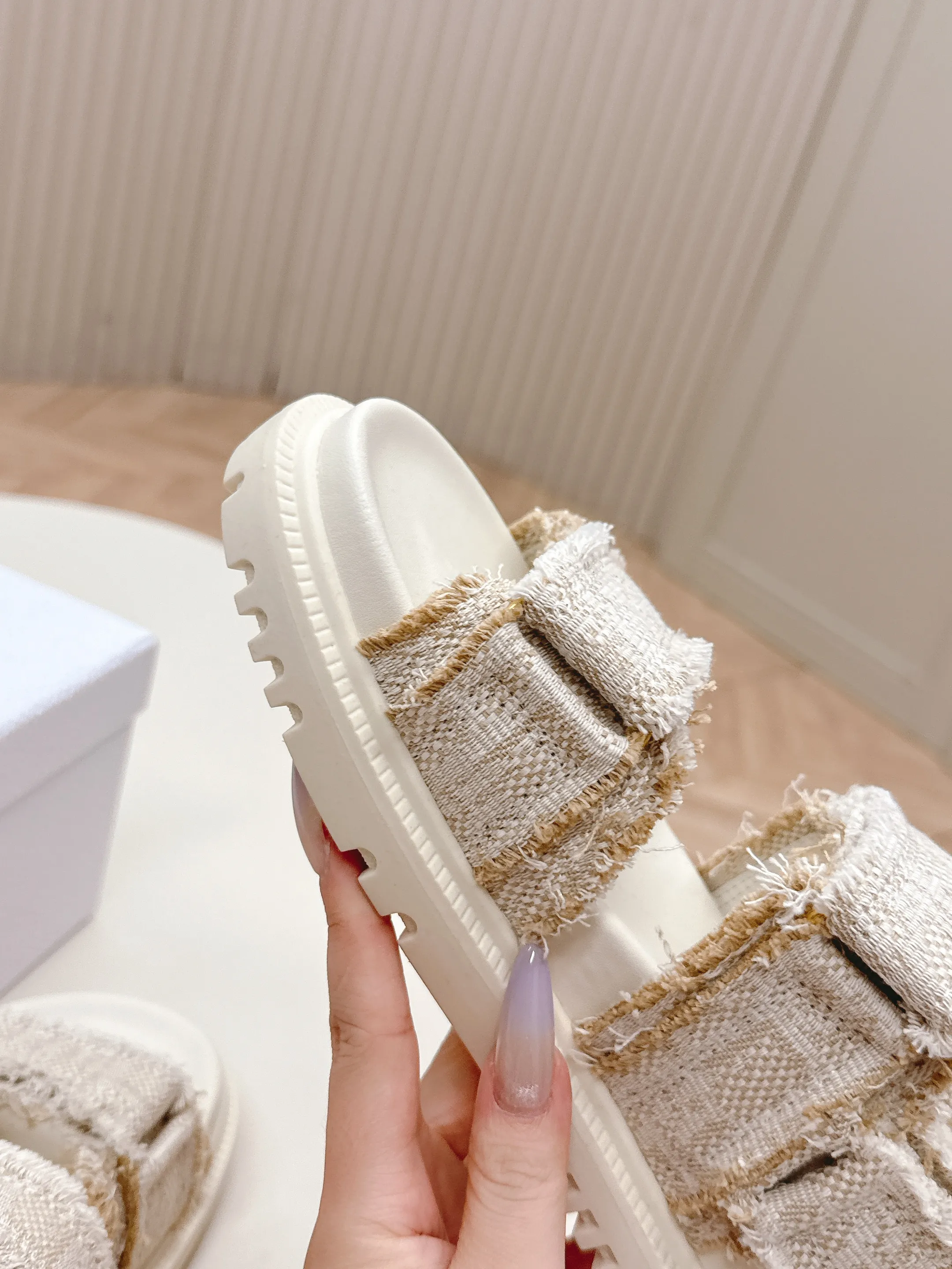 👟👟Ex-factory price 460👟👟 New color cloth, classic upgrade plus 2025 new color series Dior Dior classic Velcro sandals and slippers series, original replica, high version, super durable and versatile, very comfortable on the feet, slim and white, original customized upper, original D hardware buckle, original TPU outsole Size: 35-41